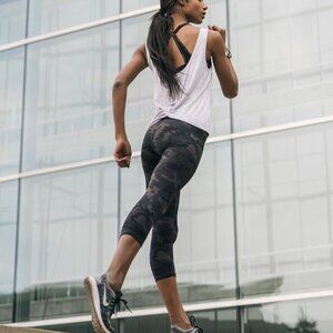 ZYIA Active Forest Camo Luxe Hi-Rise Capri Leggings
Medium Size 6-8